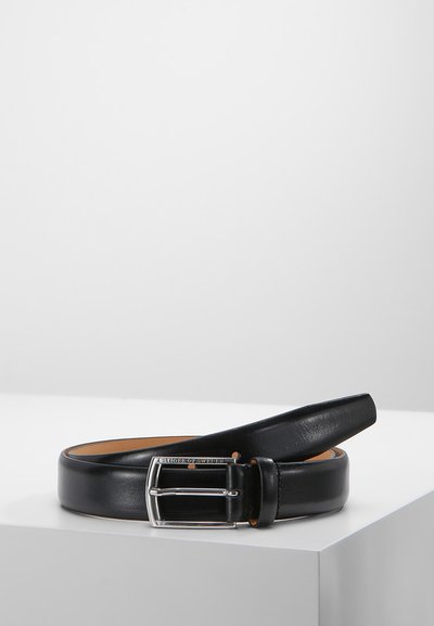 Ceinture en cuir noir avec une texture lisse, boucle en métal argenté et intérieur beige subtil. Présente un design classique et une taille ajustable.