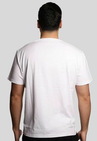 Maglietta bianca in cotone con maniche corte. Presenta un collo tondo e un colore uniforme, senza motivi o loghi. Vista posteriore.