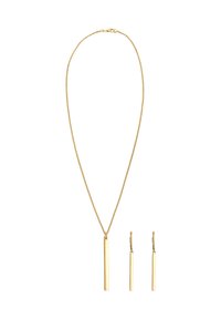 Smykkesæt i guldfarve med en tynd kæde halskæde med et lodret bjælkevedhæng og matchende hængende øreringe med et lignende bjælkedesign.