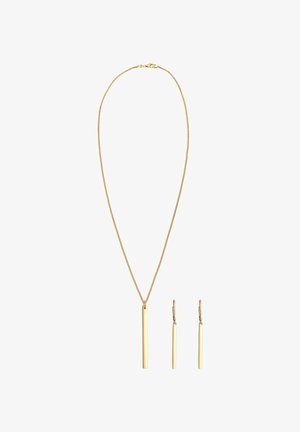 Smykkesæt i guldfarve med en tynd kæde halskæde med et lodret bjælkevedhæng og matchende hængende øreringe med et lignende bjælkedesign.