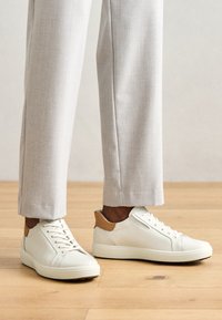 SOFT 7 M - Tenisky - white/lion