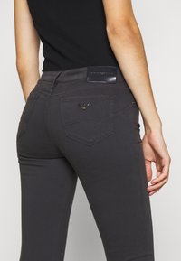 Emporio Armani Skinny-Farkut - black denim