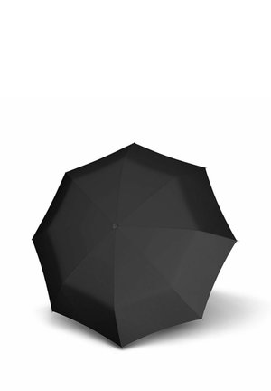 Schwarzer Regenschirm vollständig geöffnet, wirft einen leichten Schatten auf einen weißen Hintergrund.