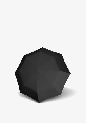 Schwarzer Regenschirm vollständig geöffnet, wirft einen leichten Schatten auf einen weißen Hintergrund.