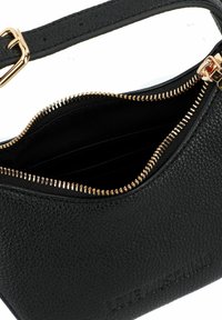 Borsa a tracolla in pelle nera con finitura texture, cerniera dorata e dettaglio del logo. L'interno presenta una fodera in tessuto e più slot per carte.