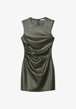 Olivgrünes Lederkleid mit ärmellosem Design, das weiche Drapierungen an der Vorderseite und einen verdeckten Reißverschluss auf der Rückseite aufweist.