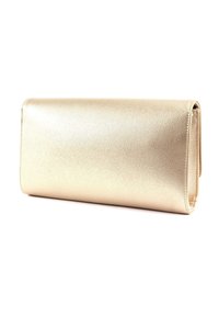 Rektangulär metallisk guldclutch med en texturerad yta, visad stängd och vilande på en vit bakgrund.