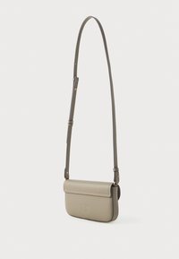 Bolso de piel gris cruzado con cierre de solapa, correa ajustable y logo en relieve. Textura suave y diseño minimalista.