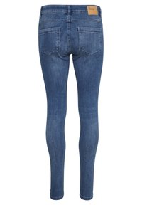 Modré denim skinny džíny s hladkou texturou, dvěma zadními kapsami a koženou nášivkou na pasu, s úzkým střihem.
