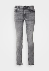 Jeans de mezclilla gris con un diseño desvaído, corte recto ajustado, estilo de cinco bolsillos y sutiles detalles de arrugas a lo largo de los muslos y las rodillas.