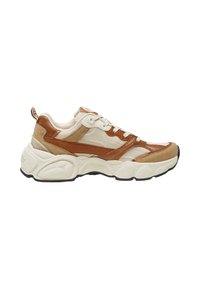 Lett sneaker med en beige mesh-overdel, brune semsket skinn- og lærdetaljer, en tykk hvit mellomsåle og en teksturert svart yttersåle.