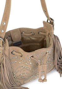Borsa a secchiello in suede beige con occhietti in argento, strass decorativi e lunghi dettagli frangiati. Design con apertura superiore e foderatura in tessuto.