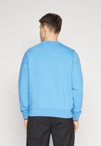 Tommy Hilfiger LOGO TIPPED CREWNECK - Mikina - blue spell