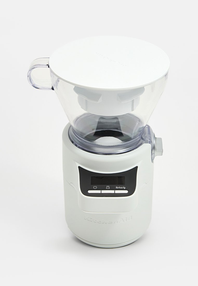 Robot da cucina KitchenAid bianco e trasparente con base rotonda, ciotola trasparente, display digitale e coperchio con manico.