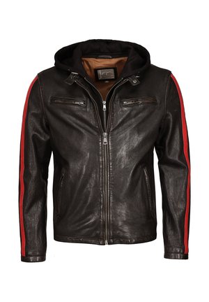 Veste en cuir noire avec fermeture éclair à l'avant, bandes rouges sur les manches, poches poitrine zippées et capuche noire attachée avec doublure intérieure marron.