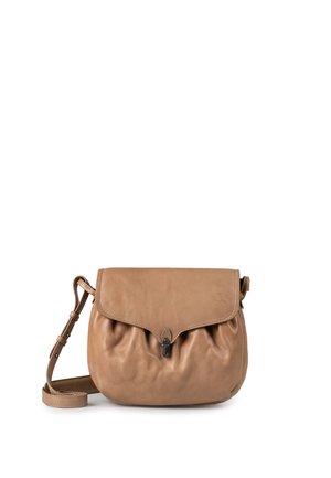 Bruine leren crossbodytas met klepsluiting en verstelbare riem, getoond tegen een witte achtergrond.