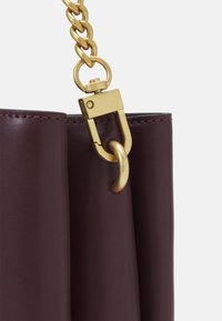 Guess MASIE GIRLFRIEND SATCHEL - Kabelka - amethyst