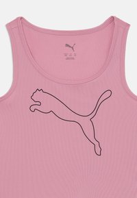 Roza rebrasta majica brez rokavov z velikim črnim logotipom Puma. Oblikovanje vključuje zaobljen izrez in gladko teksturo.