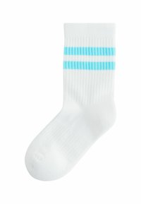 Calzino di cotone bianco con texture a costine, caratterizzato da due strisce orizzontali azzurro chiaro vicino alla parte superiore. Cucitura della punta liscia, design che arriva alla caviglia.