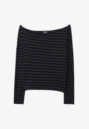 Czarna i ciemnozielona bluzka z długim rękawem, odsłaniająca ramiona, o luźnym kroju i wykonana z miękkiego, elastycznego materiału.