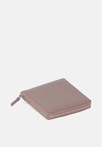 Leren ritstas in zacht mauve. Vierkante vorm met een gladde textuur en een zilveren ritsdetail, voorzien van een klein lipje.
