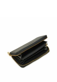 Portafoglio in pelle nera con chiusura a zip dorata, dotato di più scomparti e un interno texturizzato. Design rettangolare compatto.
