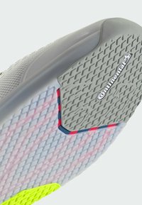 Η σόλα του παπουτσιού διαθέτει υφασμάτινη γκρι καουτσούκ επένδυση με λευκή βάση, ροζ λεπτομέρειες και λογότυπο Continental, σχεδιασμένη για πρόσφυση και αντοχή.