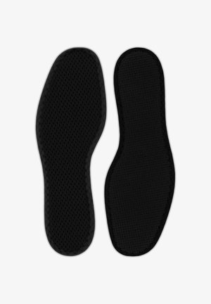 Pár čiernych priedušných látkových vložiek do topánok s textúrovaným spodným povrchom pre pohodlie a oporu, zobrazené vedľa seba na bielom pozadí.