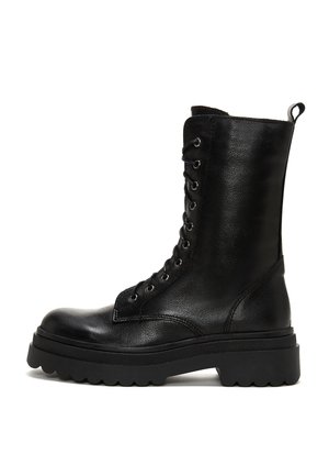 Stivale da combattimento in pelle nera con gambale alto, lacci sulla parte anteriore, suola robusta con bordo scanalato e linguetta sul retro.