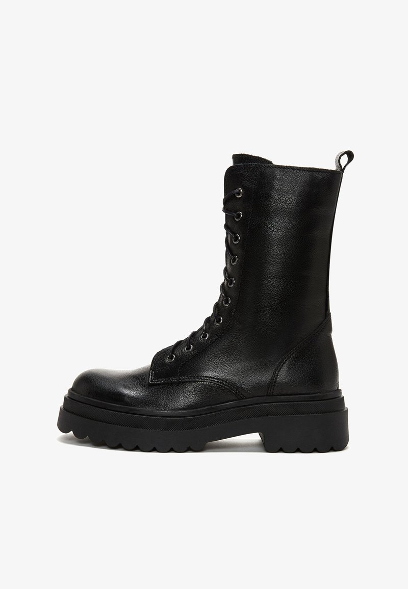 Bota de combate de cuero negro con caña alta, cordones en la parte delantera, suela resistente con borde en forma de onda y una lengüeta en la parte trasera.