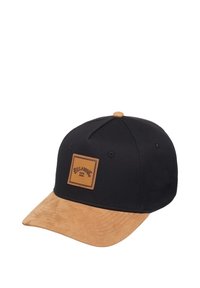 Gorra de béisbol negra con visera de ante color arena, presenta un parche de cuero cuadrado con logotipo grabado y un botón de tela en la parte superior.
