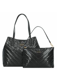 Ensemble de sac fourre-tout et pochette en simili cuir noir, présentant un motif de logo en relief, une texture matelassée et des accents en métal doré.