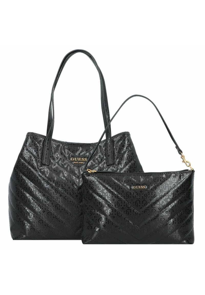 Ensemble de sac fourre-tout et pochette en simili cuir noir, présentant un motif de logo en relief, une texture matelassée et des accents en métal doré.