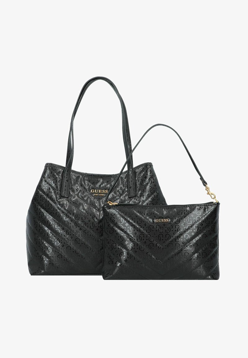 Ensemble de sac fourre-tout et pochette en simili cuir noir, présentant un motif de logo en relief, une texture matelassée et des accents en métal doré.