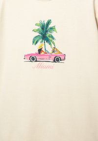 Kremowy materiał z grafiką różowego kabrioletu, palmy oraz napisem "Miami", prezentujący zabawny tropikalny design.