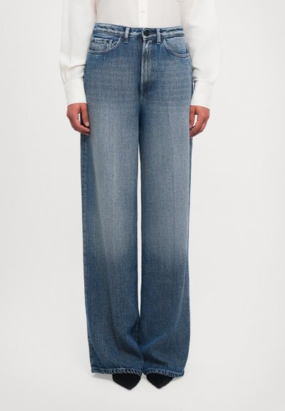 Jeans de pierna ancha de color azul claro en tejido de mezclilla, con una cintura alta, presillas para cinturón, bolsillos delanteros y un acabado desgastado.