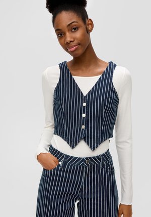 Marineblauw en witte gestreepte cropped vest met een V-hals, drie knopen, gecombineerd met een lange mouwen witte top. Bevat een gestructureerd materiaal.