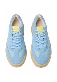 Sneaker in suede e rete blu con accenti giallo chiaro e tab sul tallone rosa pastello. Presentano lacci blu e una suola in gomma testurizzata.