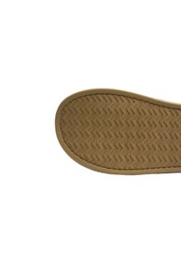 Suela de zapato de goma marrón con un patrón de zigzag y superficie texturizada, que presenta un borde fino y texturizado que rodea la suela.