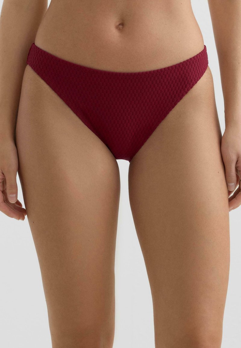 Bordo bikini spodnji del iz teksturirane tkanine z diamantnim vzorcem, z visoko rezano hlačko in zmernim pasom.