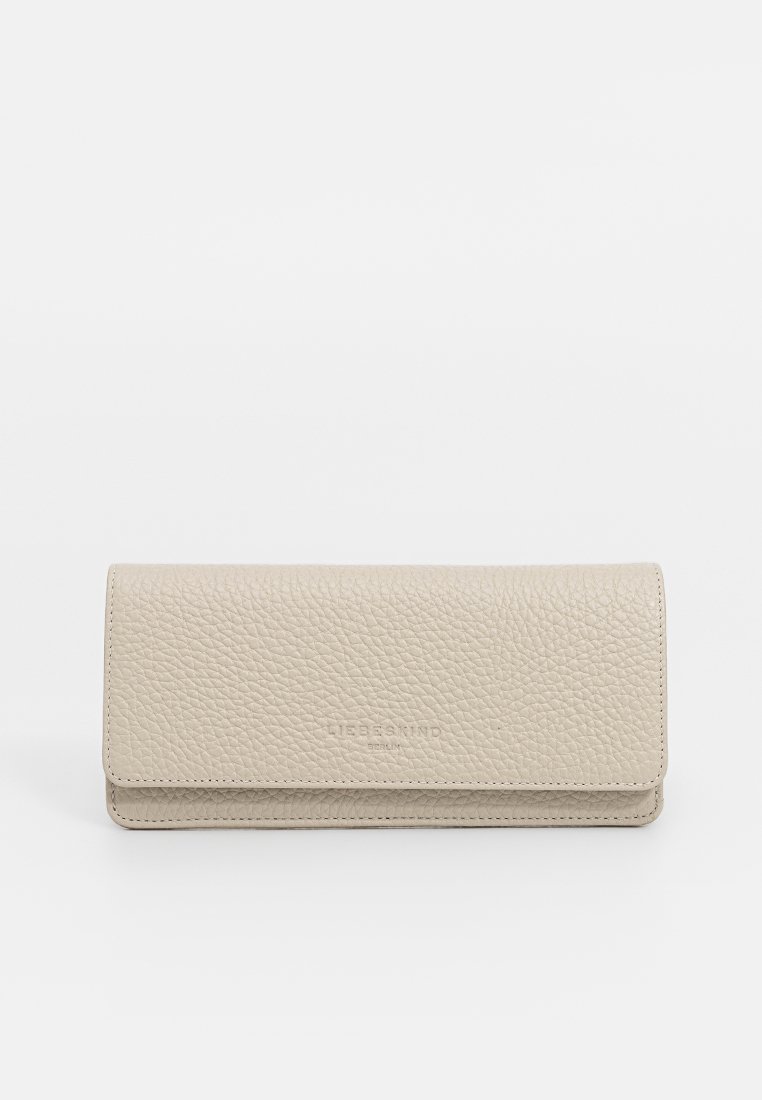 Helle beige Lederbörse mit strukturierter Oberfläche, Klappdesign und geprägtem Markenlogo auf der Vorderseite. Kompakte und rechteckige Form.