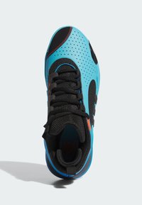 Baskets de sport bleues avec des accents noirs, tige en mesh, design perforé, lacets noirs et détail orange près du talon.