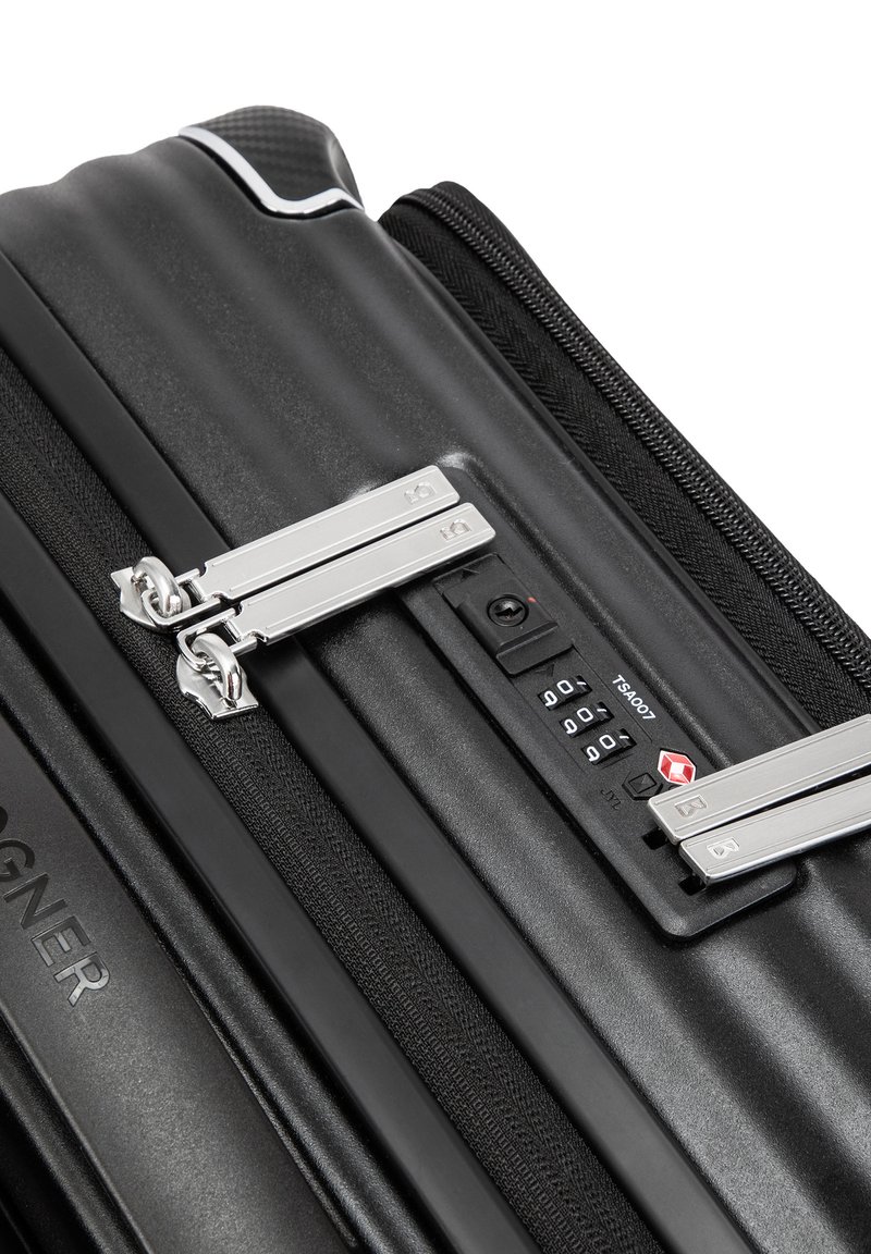 Schwarzer Hartschalenkoffer mit strukturiertem Finish, silbernen Reißverschlüssen und einem Kombinationsschloss. Mit geprägt angebrachtem Markennamen an der Seite.