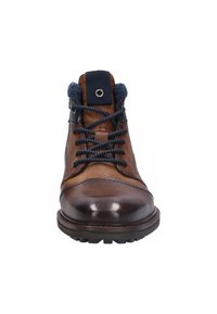 Bruine leren enkelboots met navy stofaccenten, gemêleerde veters en een ronde neus. Beschikt over een trekstrip en een gestructureerde zool.