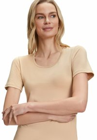 Beżowa, dopasowana koszulka z krótkim rękawem i okrągłym dekoltem. Miękka tekstura, bezszwowy fason i minimalistyczny styl.