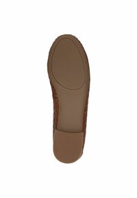Brūns austs slip-on apavu zole ar teksturētu gumijas ārējo zoli un veidotu papēdi. Izmērs 37 atzīmēts uz iekšējās zoles identifikācijai.