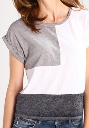 Szary i biały, kolorowy blok, krótki rękaw T-shirt, z okrągłym dekoltem, podwiniętymi rękawami i miękką bawełnianą teksturą.