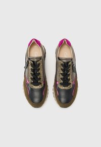 Sorte lær og olivenfarget semsket skinn sneakers med metallisk gull accenter, rosa tunge og snørebånd. Har en sideglidelås for enkel påkledning.