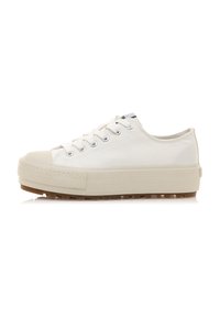 Zapatillas blancas de lona con puntera de goma, seis ojales metálicos y suela de goma texturizada. Diseño de corte bajo con cordones planos y etiqueta de logo en la parte trasera.