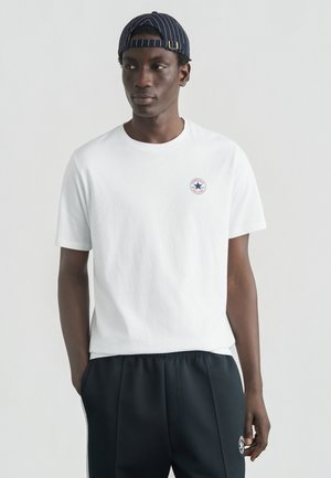 CORE CHUCK PATCH TEE - Pamata T-krekls - white